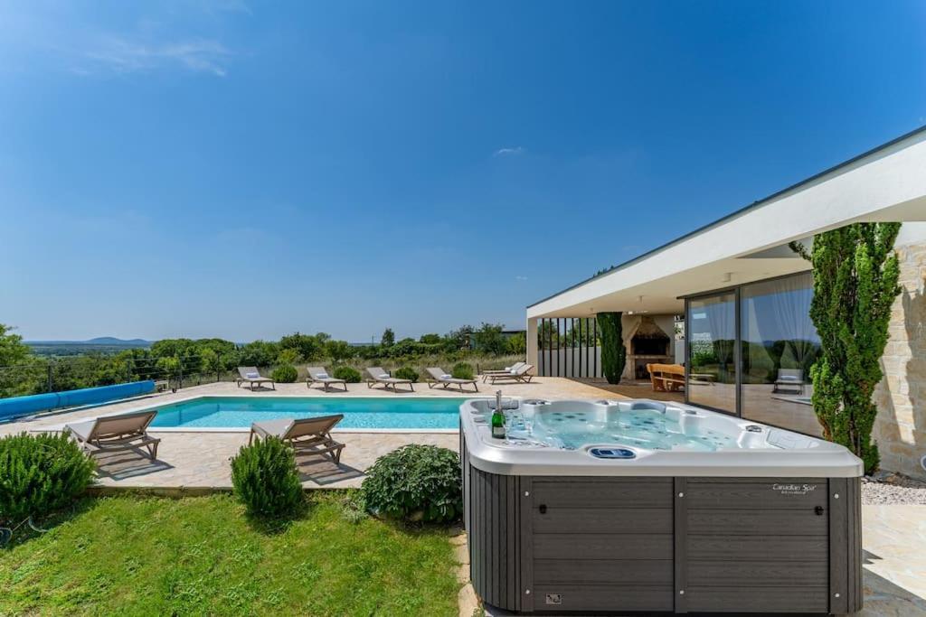 Villa T, Spacious With Heated Pool, Hot Tub & Sauna Rastevic Esterno foto
