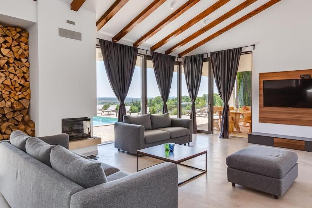 Villa T, Spacious With Heated Pool, Hot Tub & Sauna Rastevic Esterno foto