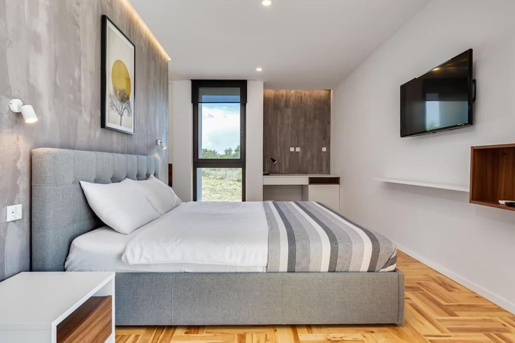 Villa T, Spacious With Heated Pool, Hot Tub & Sauna Rastevic Esterno foto