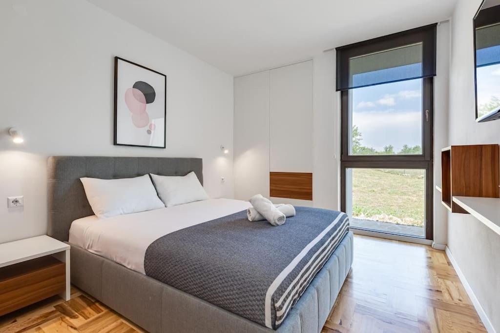 Villa T, Spacious With Heated Pool, Hot Tub & Sauna Rastevic Esterno foto