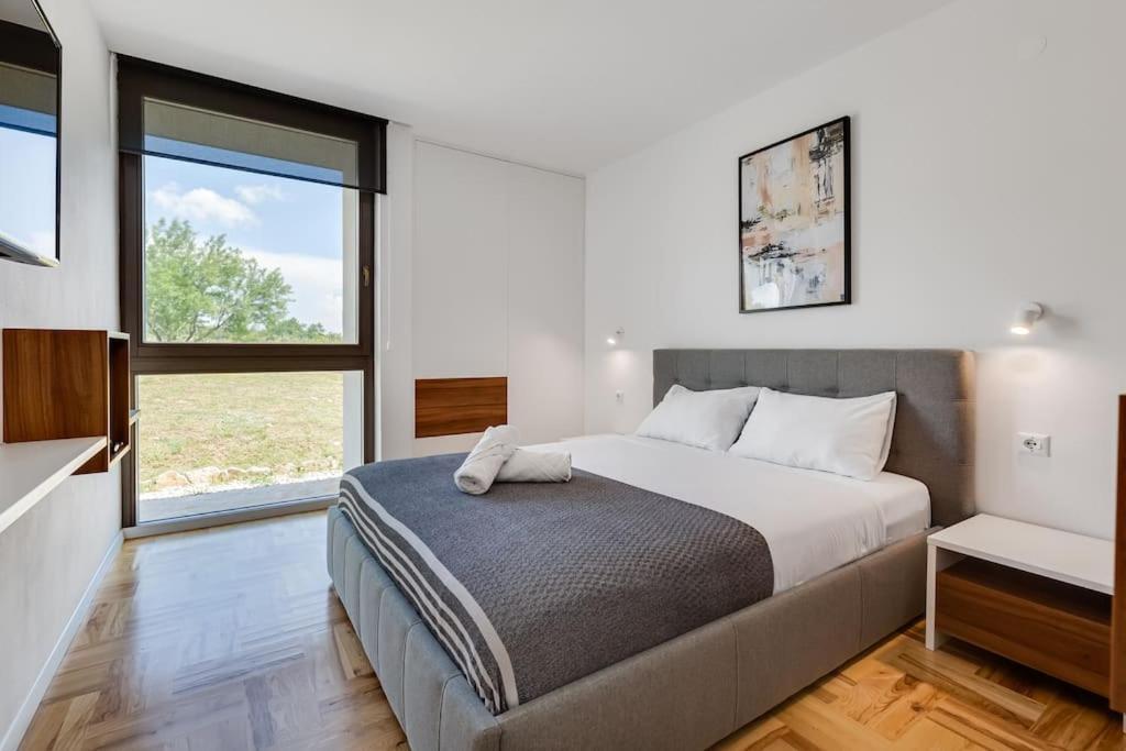 Villa T, Spacious With Heated Pool, Hot Tub & Sauna Rastevic Esterno foto