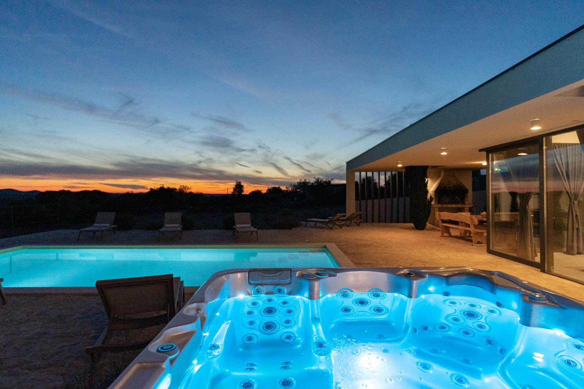 Villa T, Spacious With Heated Pool, Hot Tub & Sauna Rastevic Esterno foto