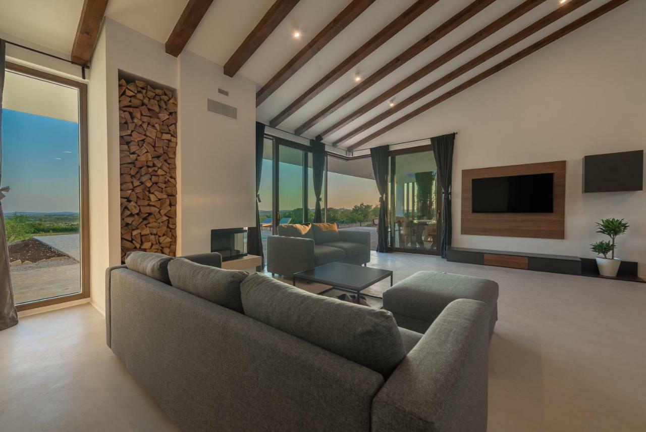 Villa T, Spacious With Heated Pool, Hot Tub & Sauna Rastevic Esterno foto